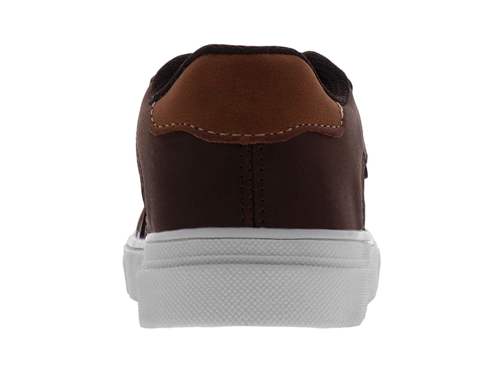 Zapato casual para niño color marrón moka con suela blanca y agujetas.