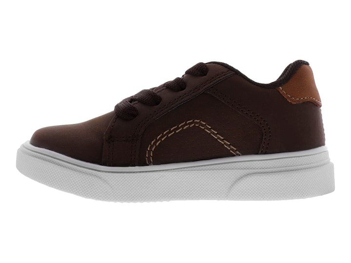 Zapato casual para niño color marrón moka con suela blanca y agujetas.