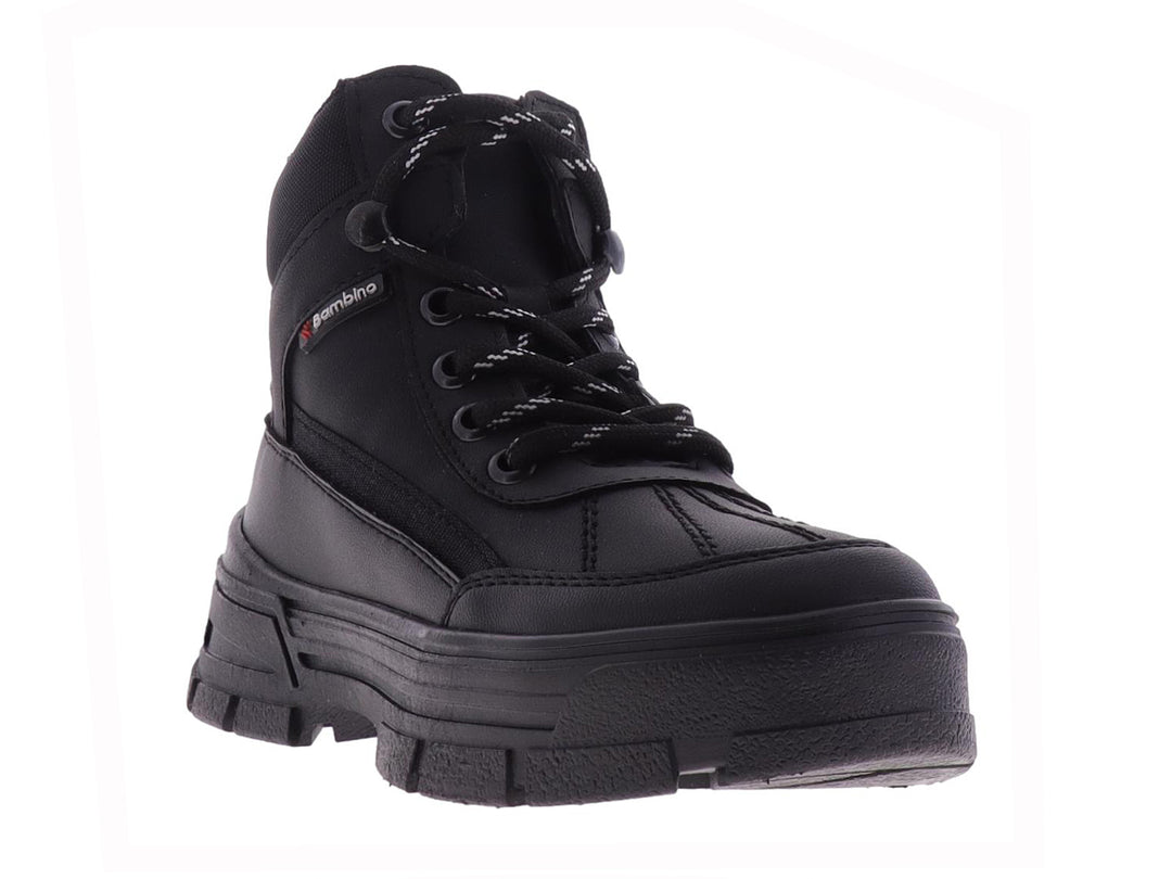 Bota negra de caña alta con suela track y cordones bicolores para niño.