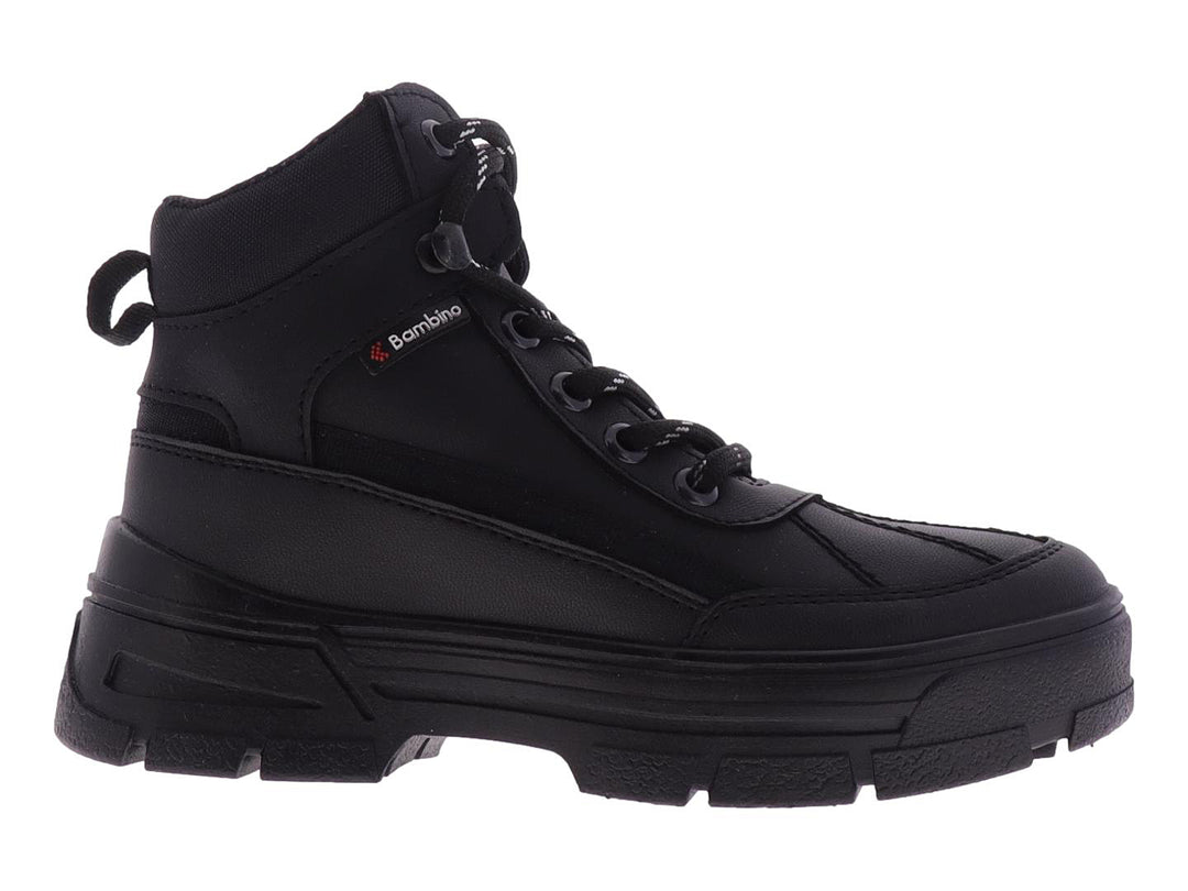Bota negra de caña alta con suela track y cordones bicolores para niño.