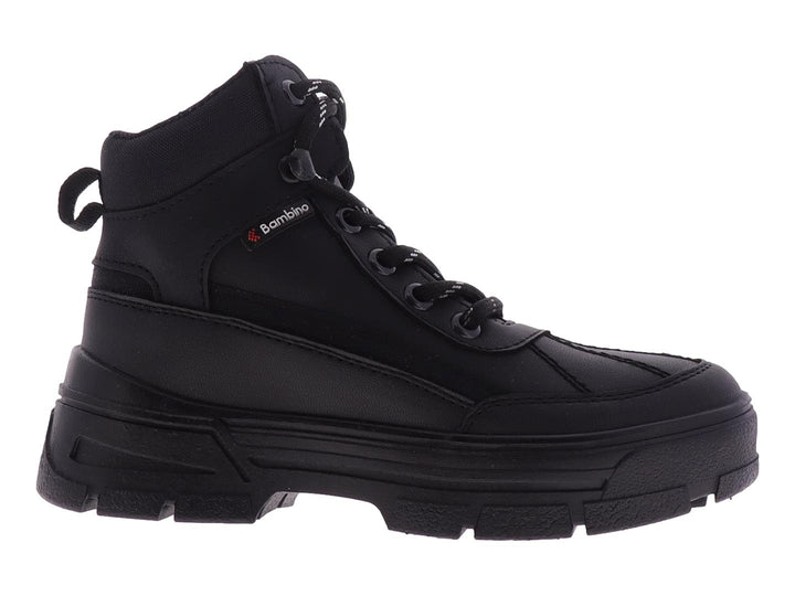 Bota negra de caña alta con suela track y cordones bicolores para niño.