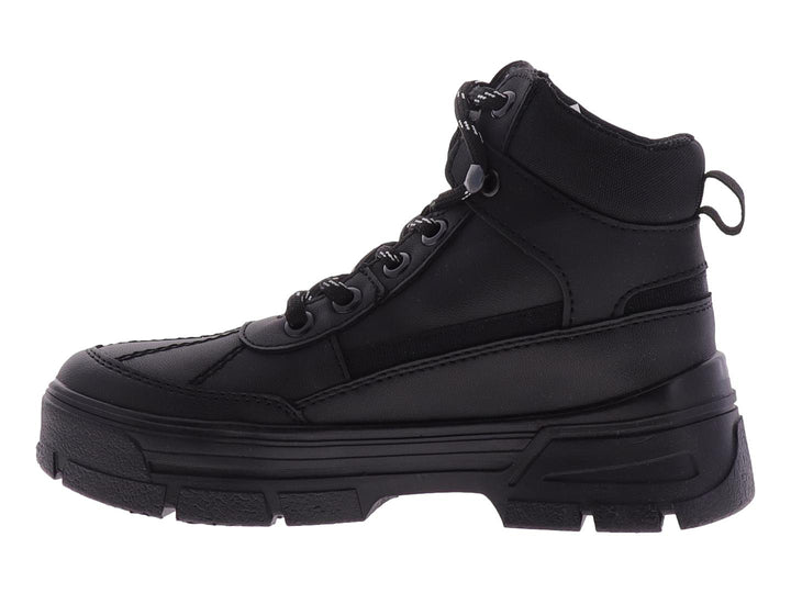 Bota negra de caña alta con suela track y cordones bicolores para niño.