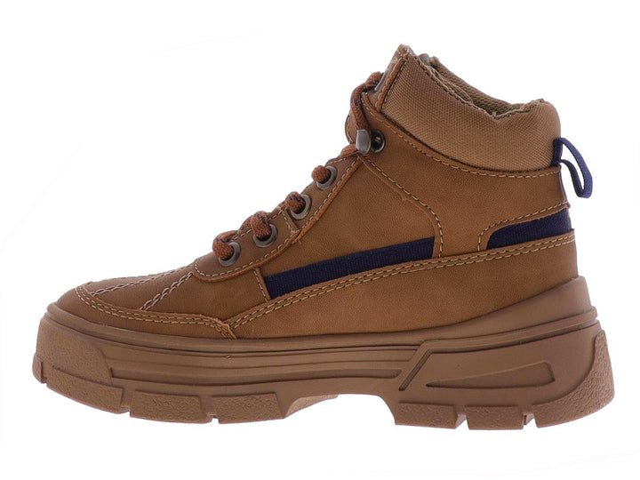 Botín infantil color camel con suela gruesa y detalles en azul marino.