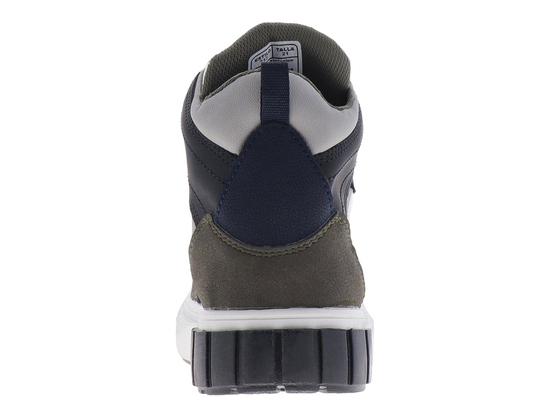 Tenis tipo bota para niño en colores blanco, verde olivo y azul marino con suela blanca robusta.