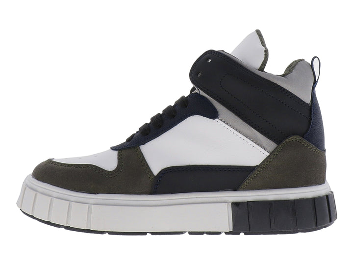 Tenis tipo bota para niño en colores blanco, verde olivo y azul marino con suela blanca robusta.