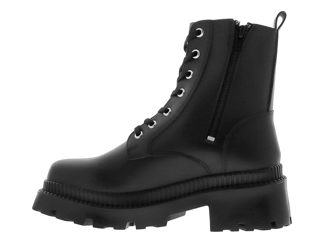 Bota negra de plataforma para mujer con cordones, cierre lateral y detalle de hebilla en la parte posterior.