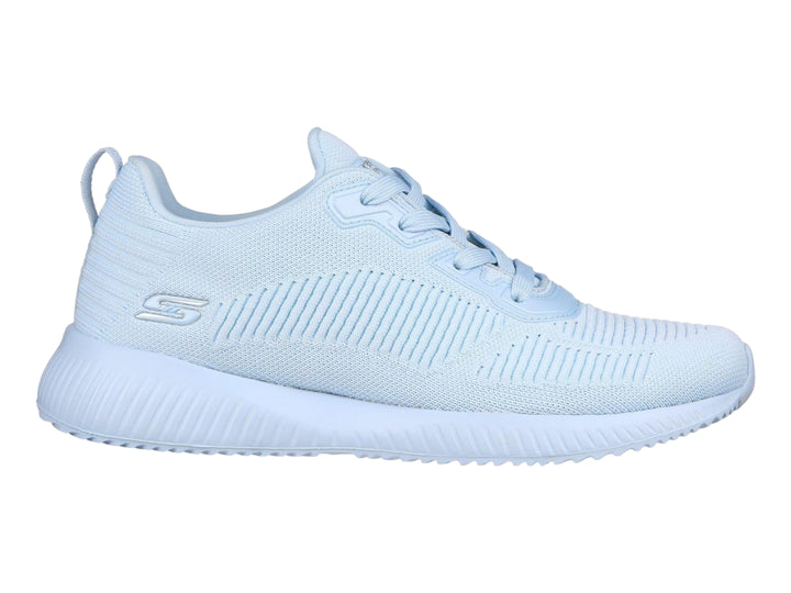 Tenis Skechers BOBS en color azul claro con tejido transpirable y suela blanca coordinada.