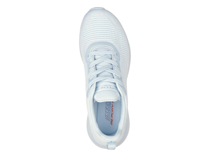 Tenis Skechers BOBS en color azul claro con tejido transpirable y suela blanca coordinada.