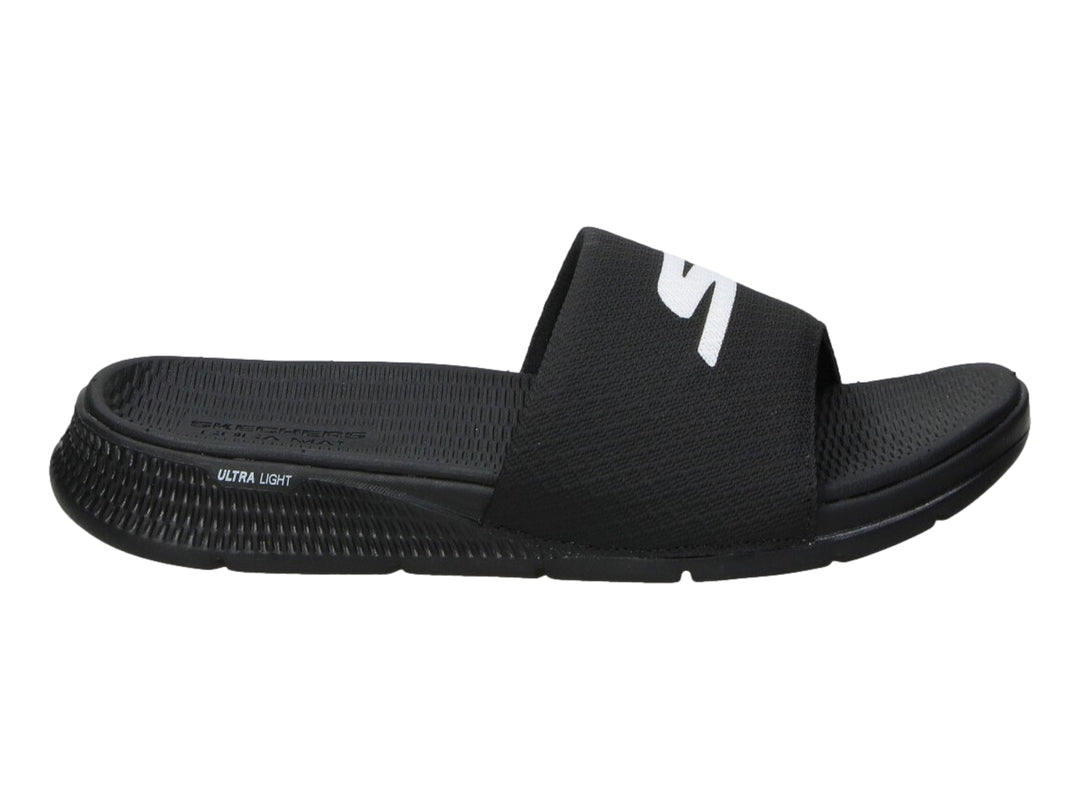Sandalia deslizable Skechers color negro con logotipo blanco en la banda superior.