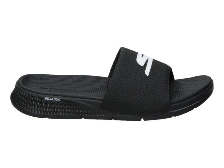 Sandalia deslizable Skechers color negro con logotipo blanco en la banda superior.