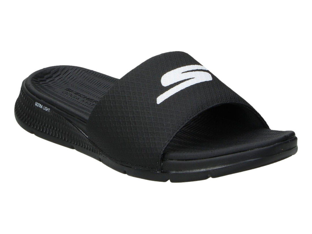Sandalia deslizable Skechers color negro con logotipo blanco en la banda superior.