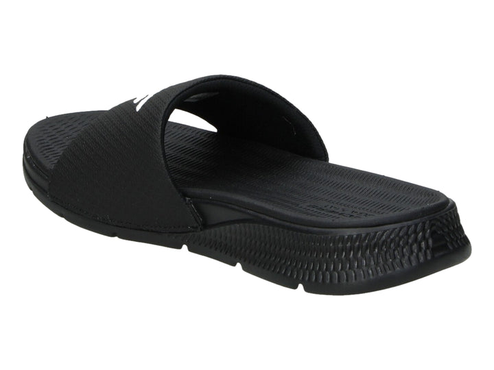 Sandalia deslizable Skechers color negro con logotipo blanco en la banda superior.