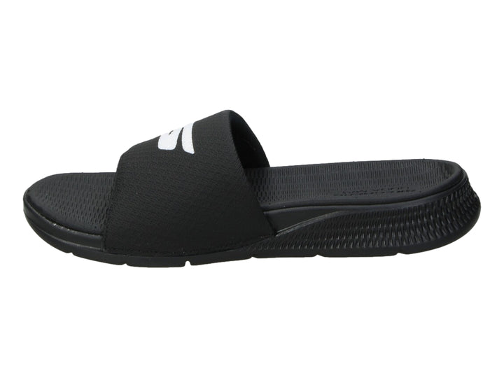 Sandalia deslizable Skechers color negro con logotipo blanco en la banda superior.