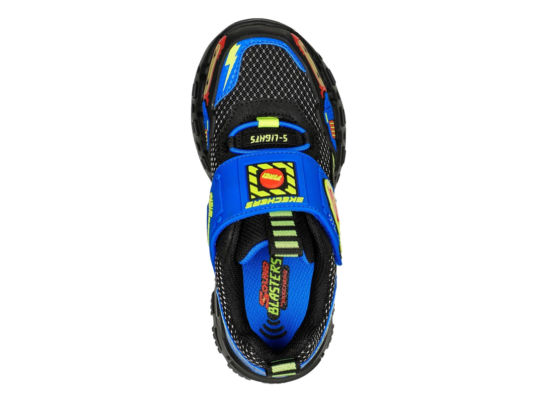 Tenis deportivos SKECHERS para niño en color negro y azul con detalles en amarillo lima y naranja.