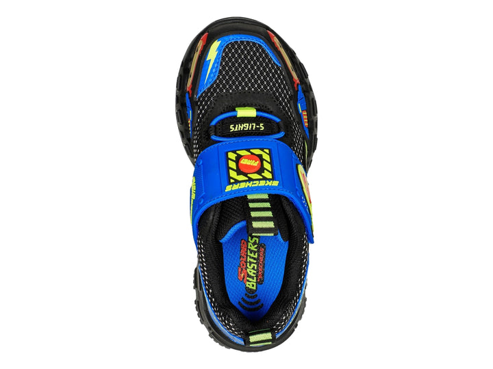 Tenis deportivos SKECHERS para niño en color negro y azul con detalles en amarillo lima y naranja.