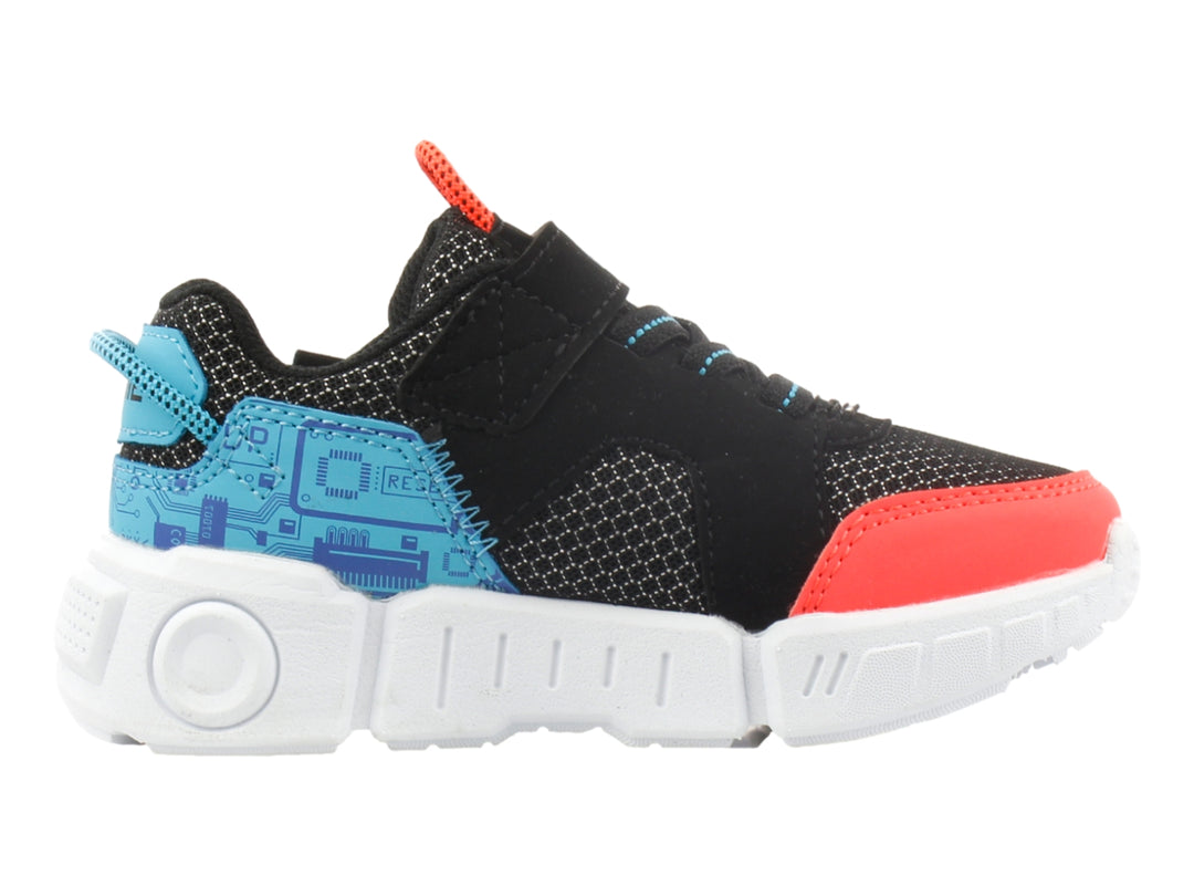 Tenis deportivos Skechers para niño en colores negro, azul y rojo con suela blanca robusta.