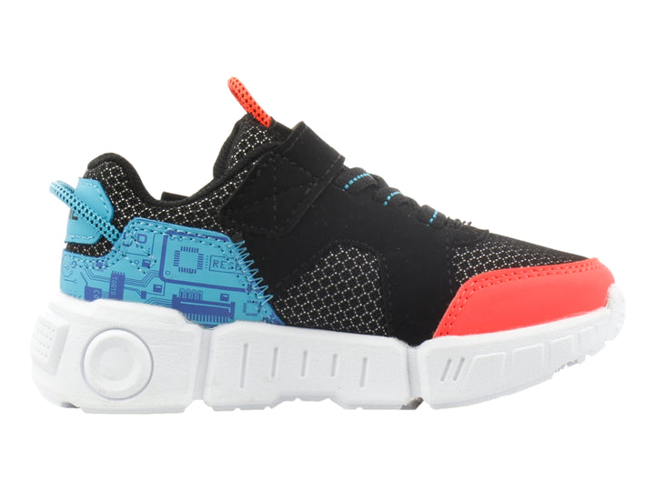 Tenis deportivos Skechers para niño en colores negro, azul y rojo con suela blanca robusta.