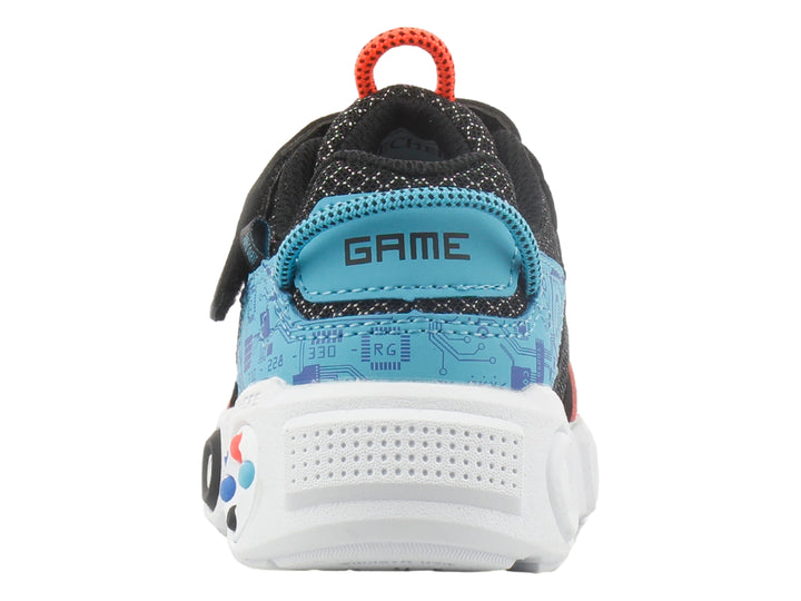 Tenis deportivos Skechers para niño en colores negro, azul y rojo con suela blanca robusta.