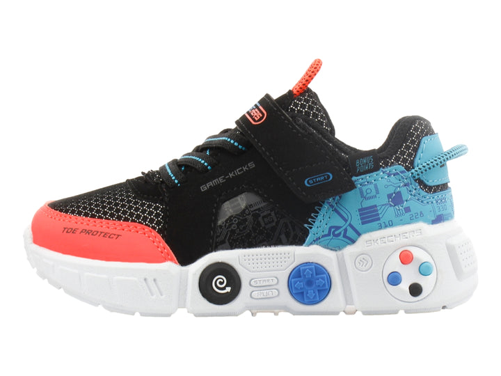 Tenis deportivos Skechers para niño en colores negro, azul y rojo con suela blanca robusta.