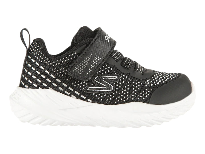 Tenis deportivos Skechers para niño en color negro con detalles blancos y cierre de correa con velcro.