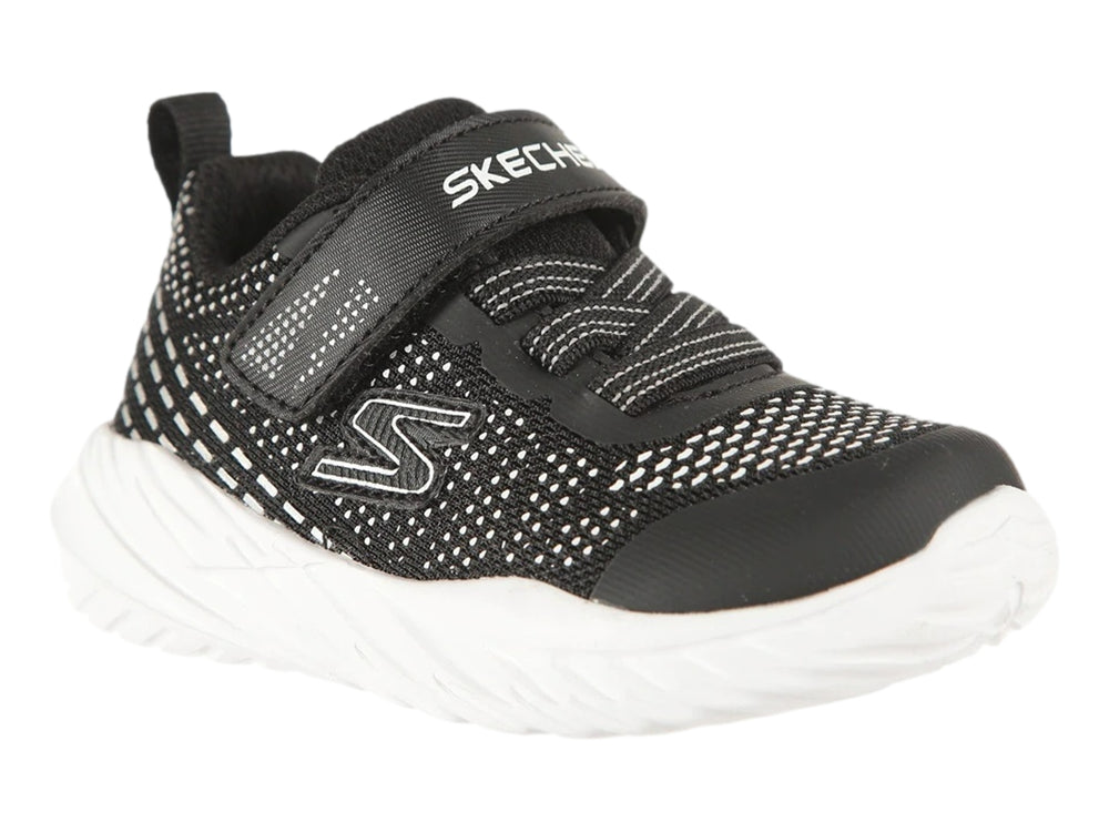 Tenis deportivos Skechers para niño en color negro con detalles blancos y cierre de correa con velcro.