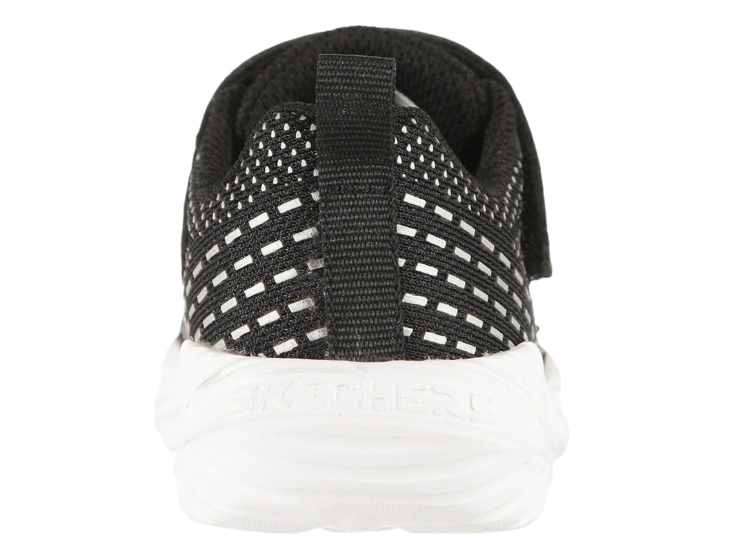 Tenis deportivos Skechers para niño en color negro con detalles blancos y cierre de correa con velcro.