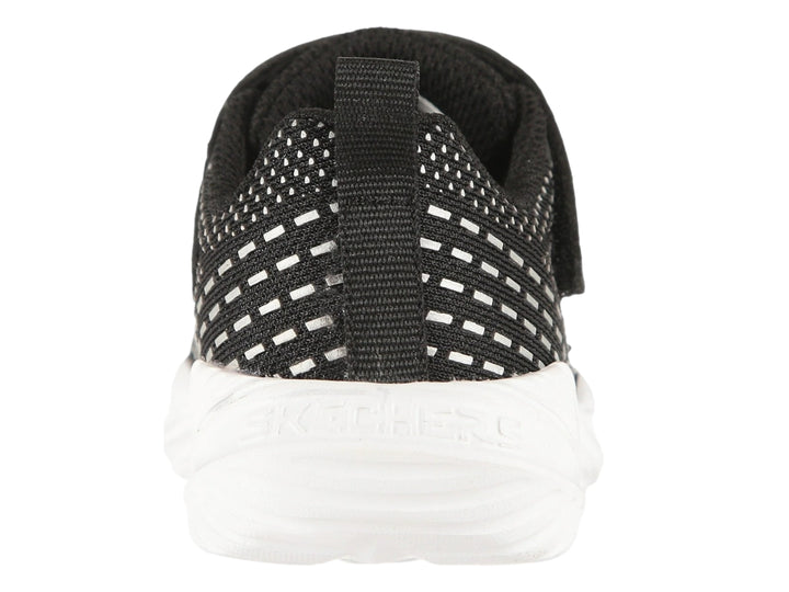 Tenis deportivos Skechers para niño en color negro con detalles blancos y cierre de correa con velcro.