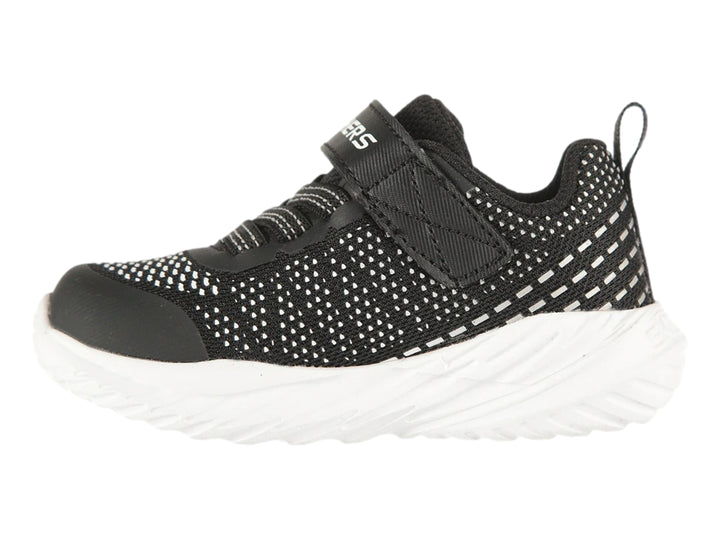 Tenis deportivos Skechers para niño en color negro con detalles blancos y cierre de correa con velcro.