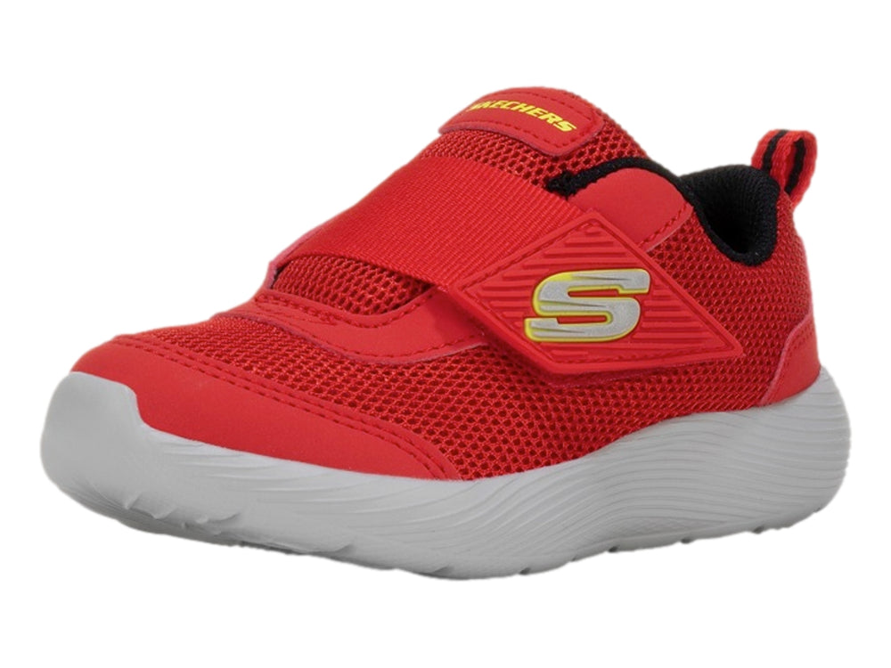 Tenis deportivos Skechers para niño en color rojo con suela blanca y detalles en negro y amarillo.