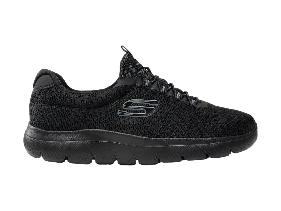 Zapato deportivo Skechers color negro con tejido de malla y suela flexible.