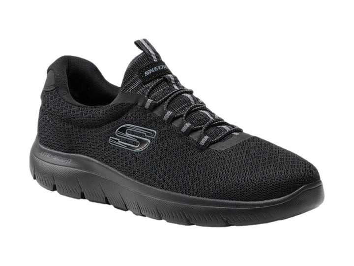 Zapato deportivo Skechers color negro con tejido de malla y suela flexible.