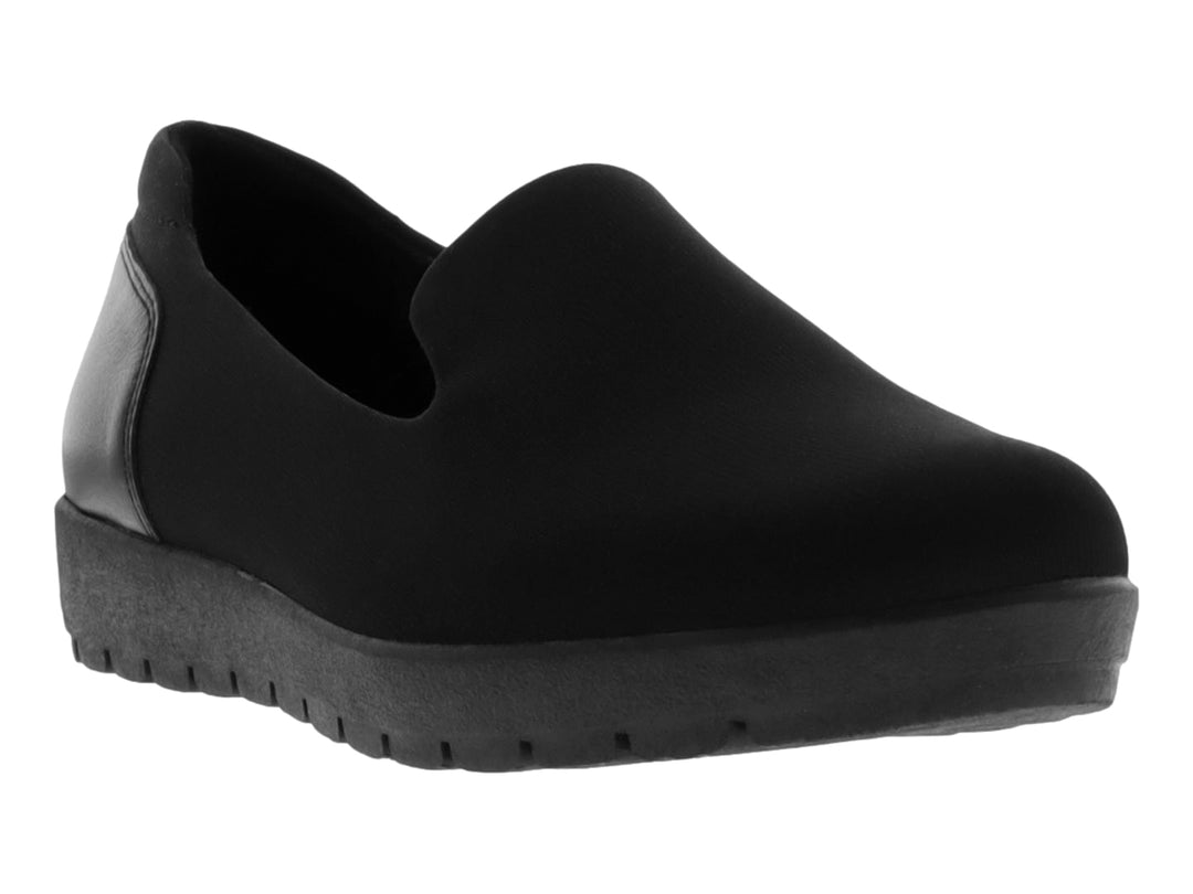 Zapato plano estilo slip-on color negro con suela ancha y acabado mate.