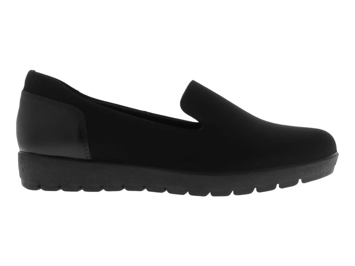 Zapato plano estilo slip-on color negro con suela ancha y acabado mate.