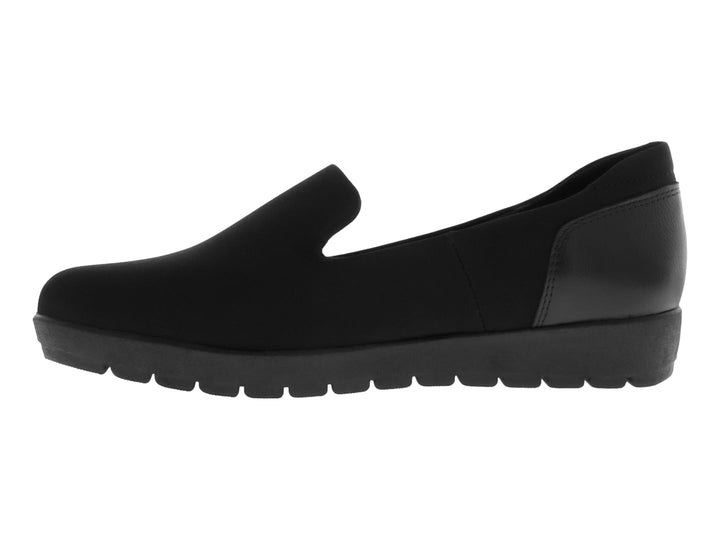 Zapato plano estilo slip-on color negro con suela ancha y acabado mate.