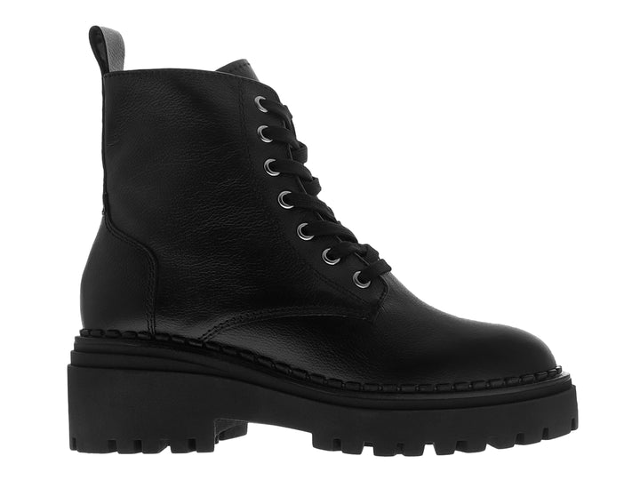 Bota negra de plataforma con agujetas y suela track.