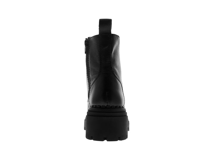 Bota negra de plataforma con agujetas y suela track.