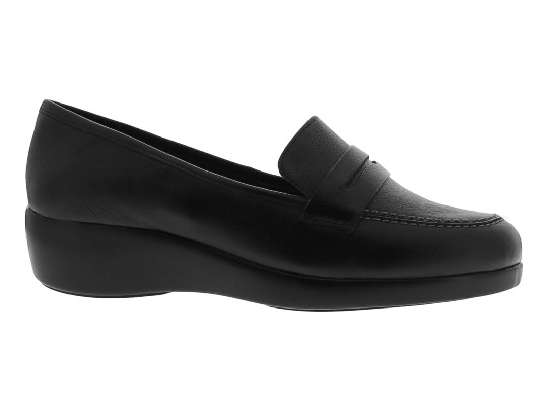 Zapato plano tipo mocasín color negro de la marca Vicenza, con diseño clásico y suela cómoda.