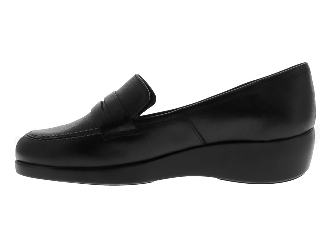 Zapato plano tipo mocasín color negro de la marca Vicenza, con diseño clásico y suela cómoda.