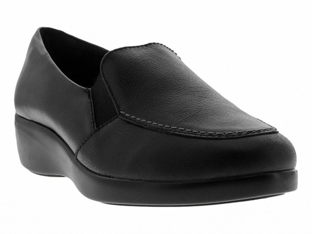 Zapato casual color negro para mujer, estilo slip-on con suela plana y acabado mate.