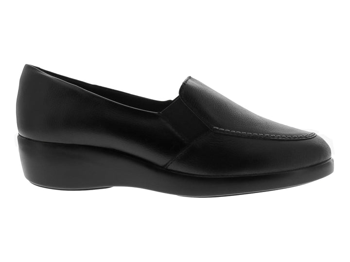 Zapato casual color negro para mujer, estilo slip-on con suela plana y acabado mate.