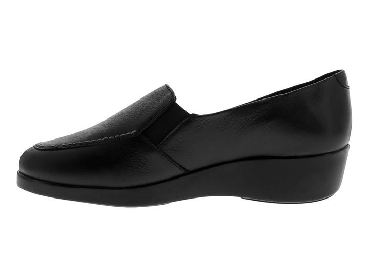 Zapato casual color negro para mujer, estilo slip-on con suela plana y acabado mate.