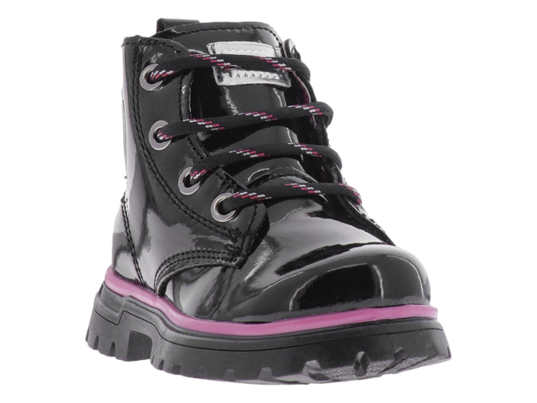 Bota negra de charol con detalles en rosa y suela track.