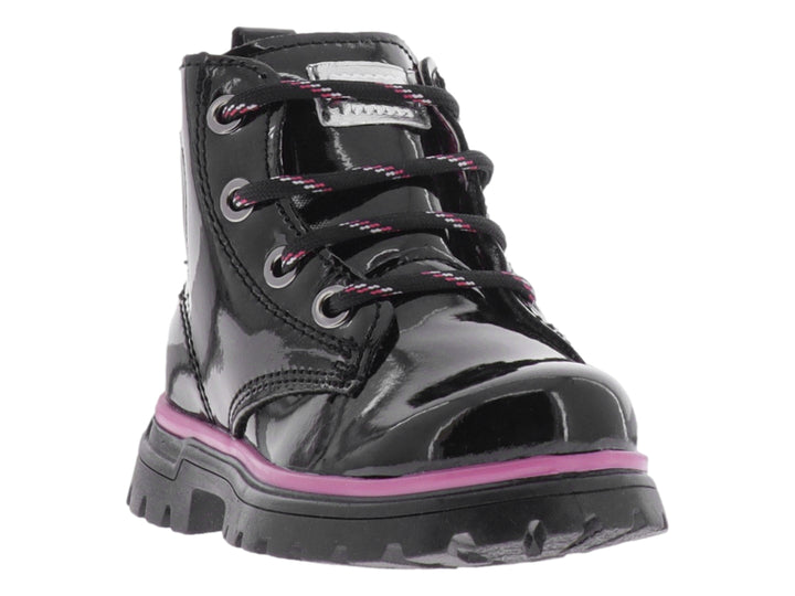 Bota negra de charol con detalles en rosa y suela track.