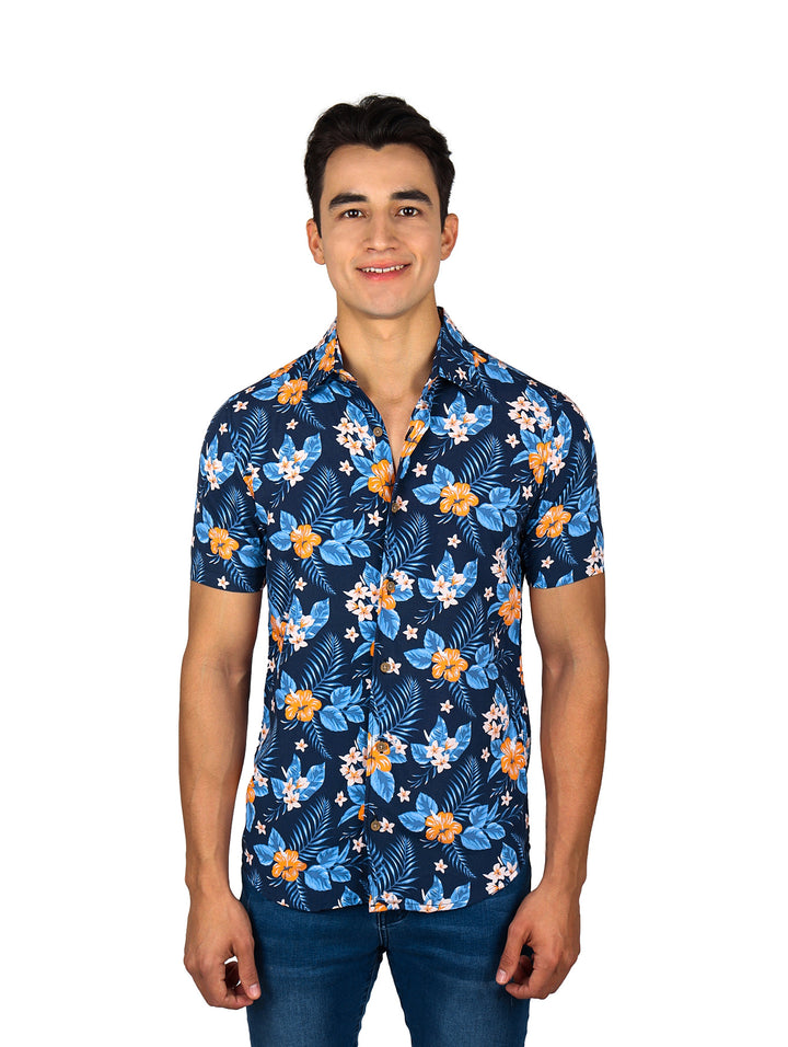 Camisa de manga corta azul con estampado floral tropical en tonos naranja y celeste.