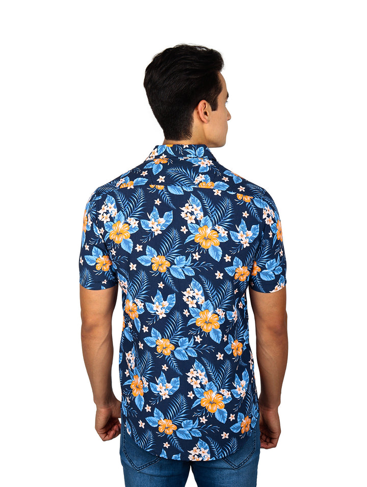 Camisa de manga corta azul con estampado floral tropical en tonos naranja y celeste.