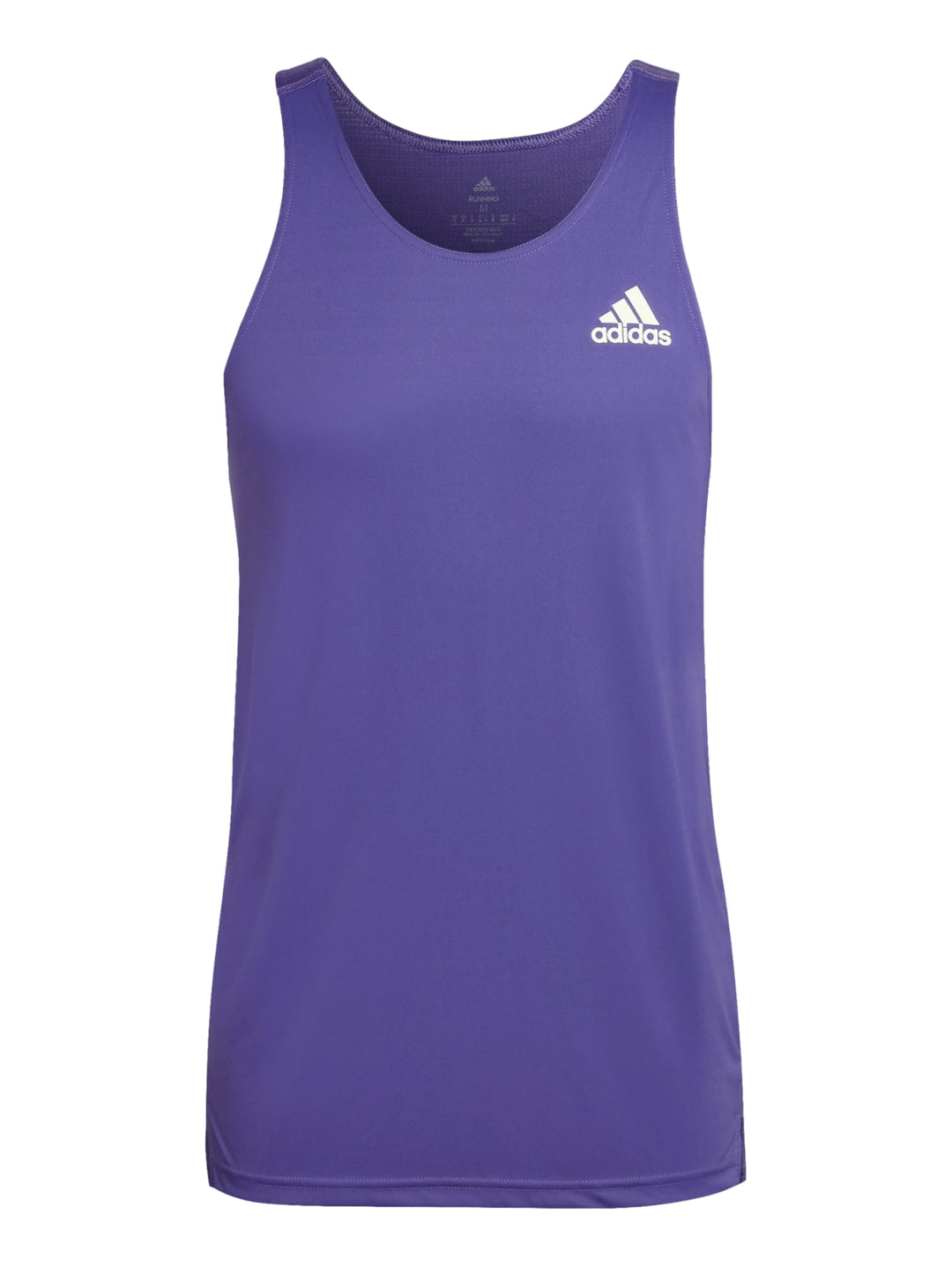 Hombre vistiendo camiseta deportiva sin mangas color morado de la marca Adidas con logo reflectante en el pecho.