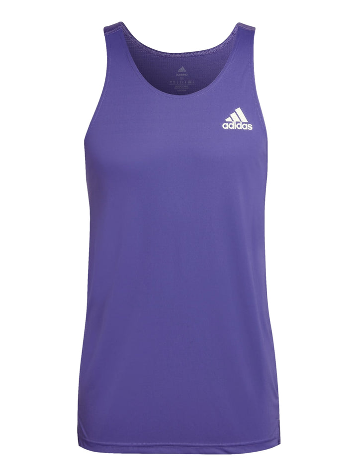 Hombre vistiendo camiseta deportiva sin mangas color morado de la marca Adidas con logo reflectante en el pecho.