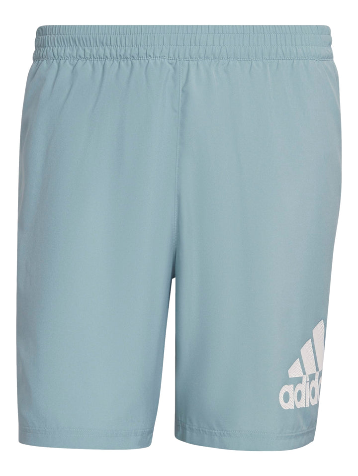 Hombre usando shorts deportivos Adidas color gris Magic Grey.