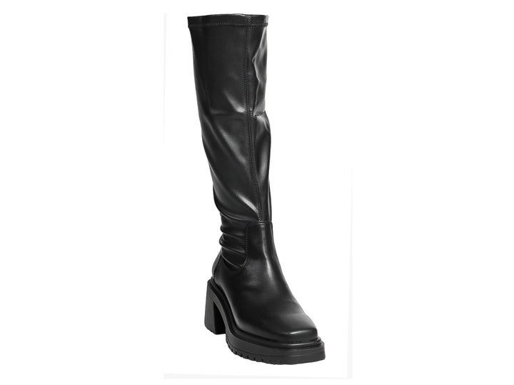 Bota alta de color negro con tacón grueso y suela track.