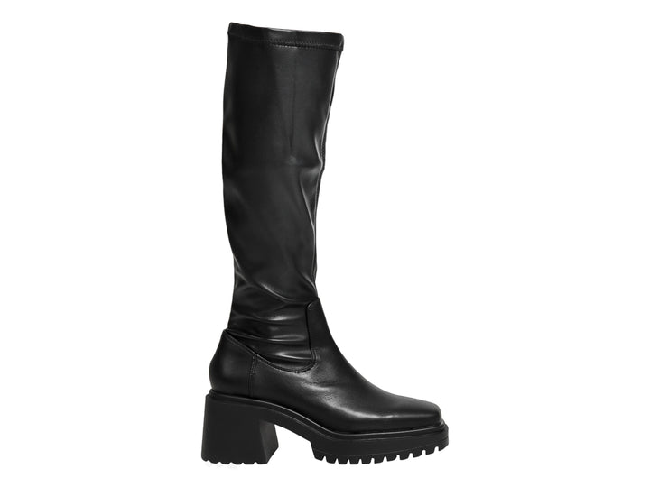 Bota alta de color negro con tacón grueso y suela track.